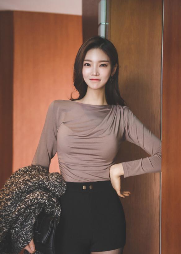 室内美女写真集：紧身上衣搭配黑色短裤，展示性感好身材，非常美