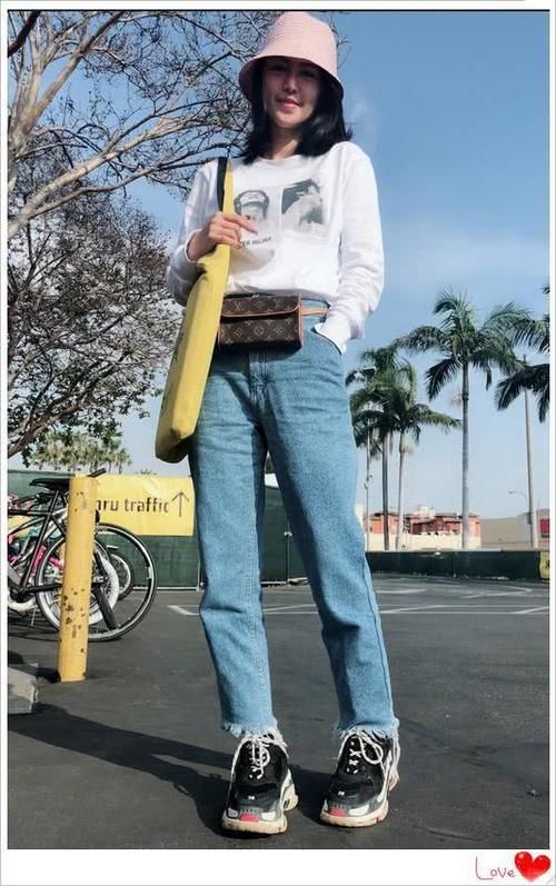 谭维维真胆大！高跟鞋外面也能套丝袜？网友：真的不怕摔跤吗？