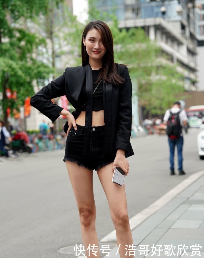 「热裤」一米九的高个美女，穿短热裤秀大长腿，亭亭玉立很有既视感