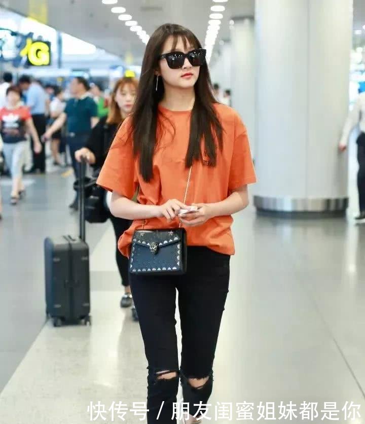 金秋时节，九分裤搭平底鞋，让你穿出时尚新高度