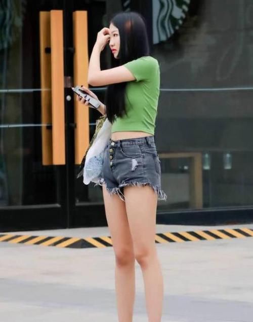  【风采】美女时尚街拍：窈窕无双的小姐姐，一件黑色的吊带连衣裙，时尚女性风采美