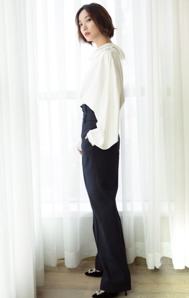 王珞丹白成了一道光，看脸给80分，衣服给100分都不够！