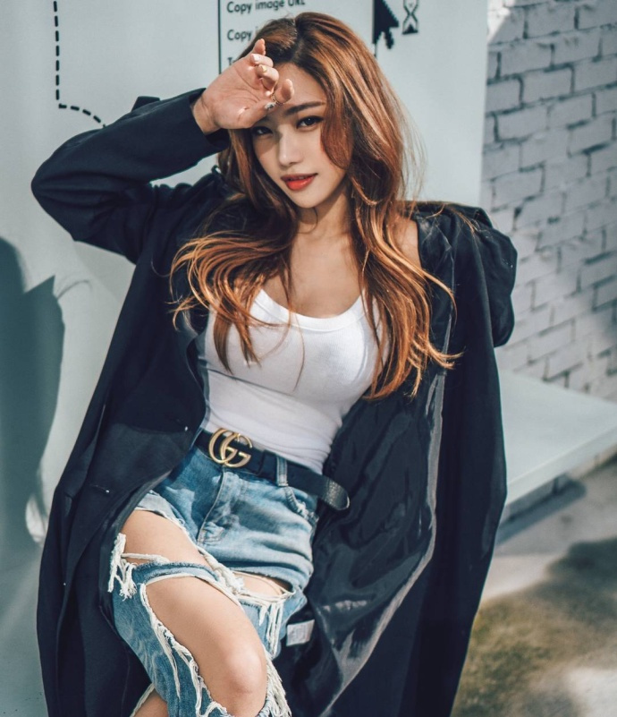 大气妩媚的精致美女，婀娜身姿衬托完美时尚感，邪魅眼神一眼万年