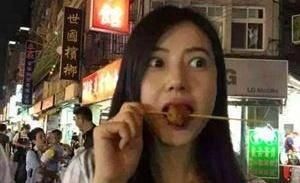 『包袱』董璇穿性感迷人晚礼服吃辣皮,一根接一根,不在意偶像包袱