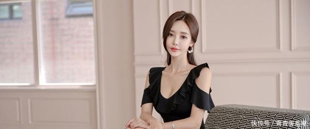 黑色露肩包臀裙，迷人的曲线，美女自然是天生丽质