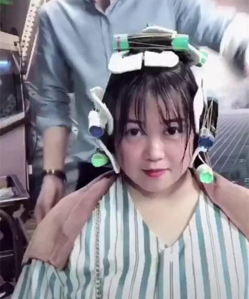 胖姑娘去理发店剪头发，烫了一个卷发显得脸小了很多，秒变萌妹