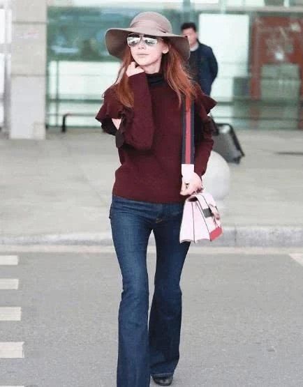 林志玲胆真大，皮裤穿成这样！网友：腿缝宽到能放下一个拳头！