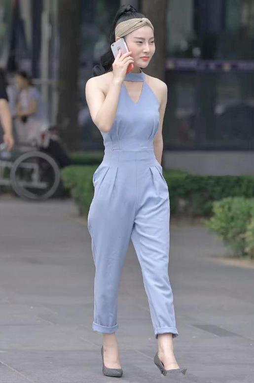 街拍:魅力四射的美女,一双性感热辣美腿撩人