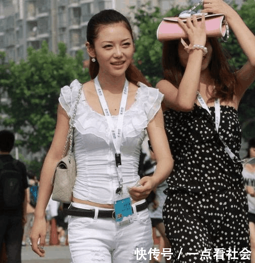 男子火车站送人，街拍到一个美女，气质和脸蛋都不输旁人！