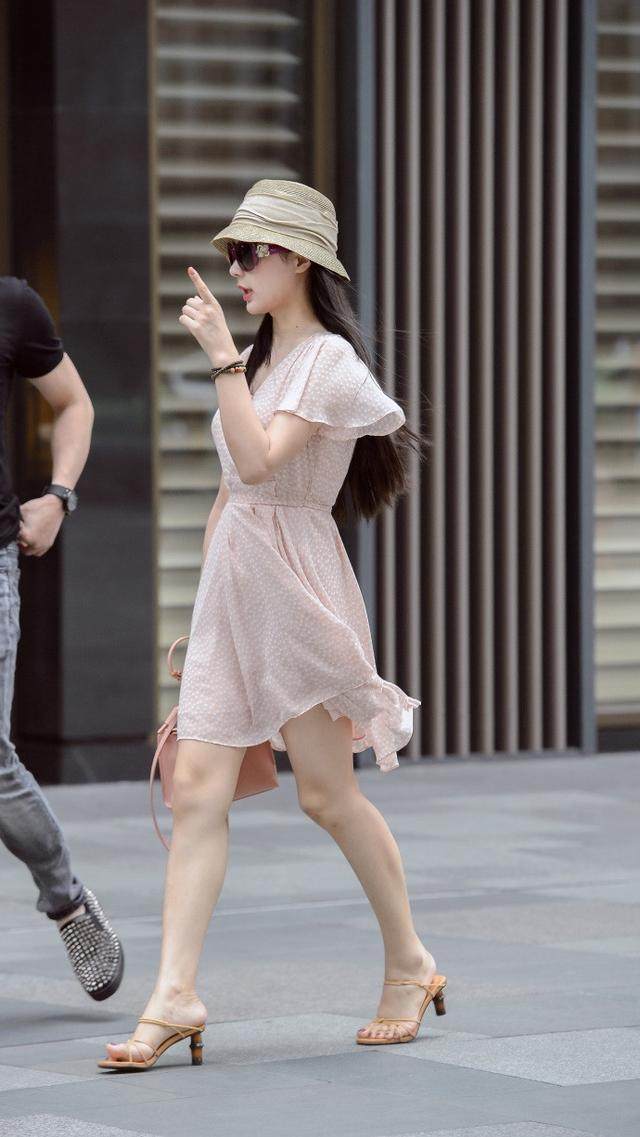 街拍:满街的连衣裙,小姐姐亮眼才能吸引眼球,图二充满异域风情