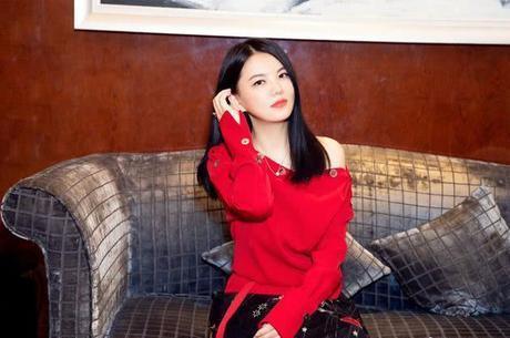 李湘这是瘦了多少?大红色露肩上衣也敢穿了,42岁直接嫩回24岁