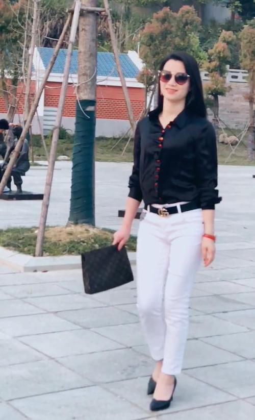  「黑色」黑色衬衫的搭配，烘托出轻熟美女的“高冷女神”气息!