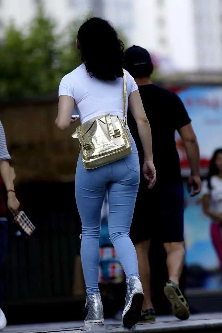 英姿飒爽的美女紧身裤穿出不一样霸气，小姐姐的发型更是霸气