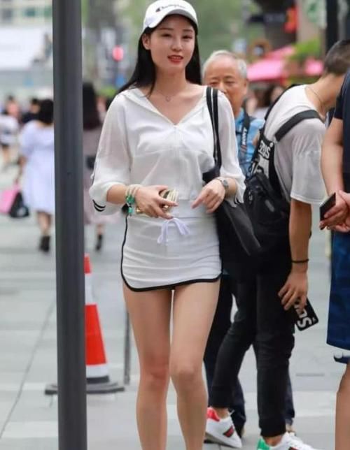 『秀丽』街拍:秀丽端庄的小姐姐,一条白色连衣裙,时尚气质好身材