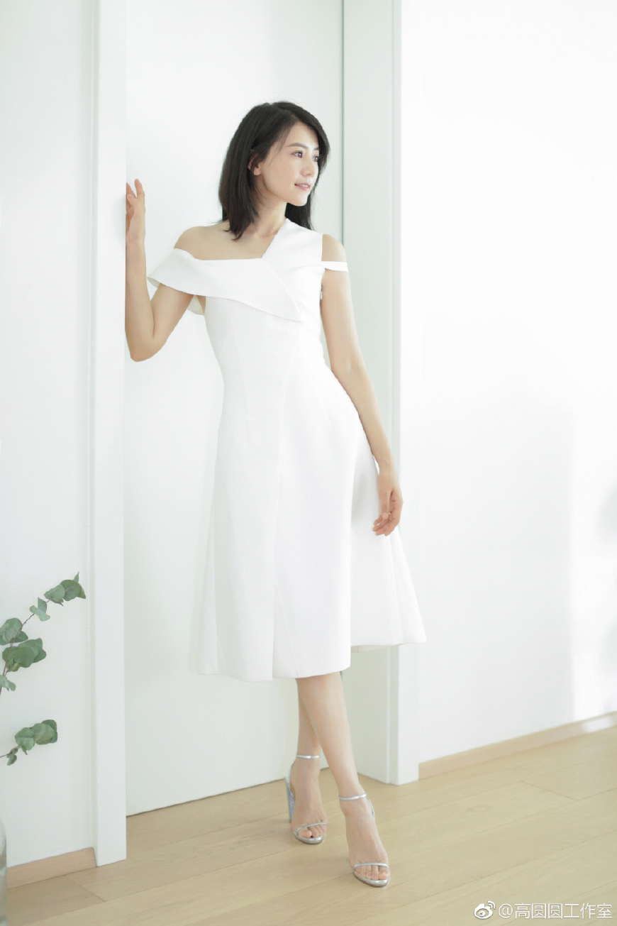 39岁高圆圆厉害了！一袭蓝色开叉长裙穿出2米气场，网友：真会穿