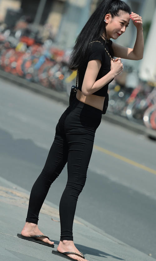 气质小姐姐紧身裤裹出浑圆翘臀，肚脐钉显得没有那么简单