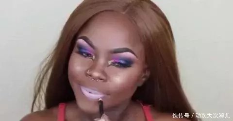 非洲黑人妹子化妆就跟开挂一样,妆前像猩猩妆后秒杀国内众多网红