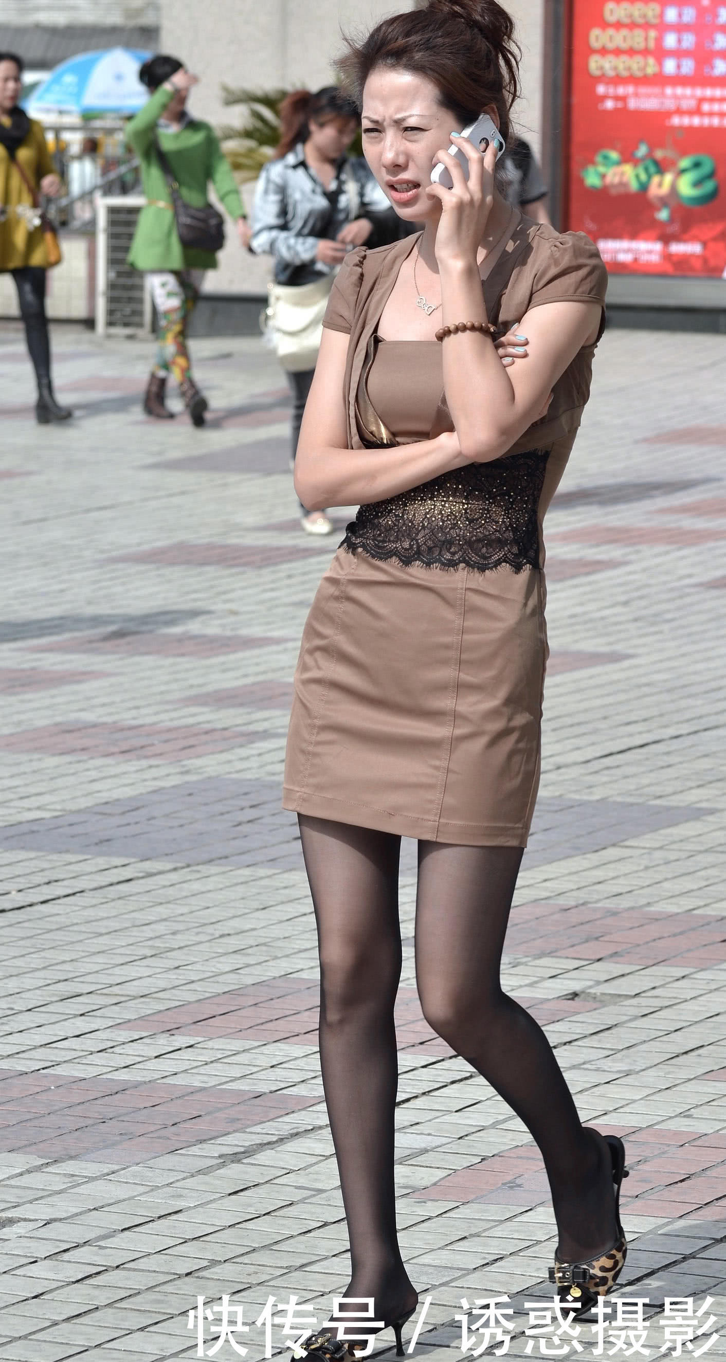 火辣小姐姐连衣裙尽显Q弹小翘臀，曼妙的身材让路过的阿姨羡慕不