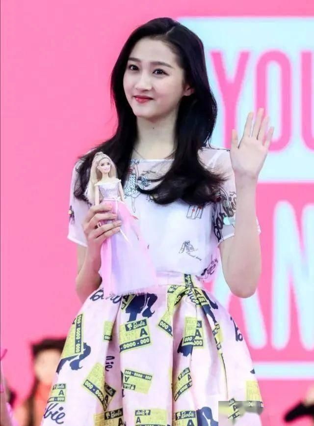  「看起来就」关晓彤瘦脱相还开美颜？紫色毛衣穿的再嫩，看着也觉得僵硬！