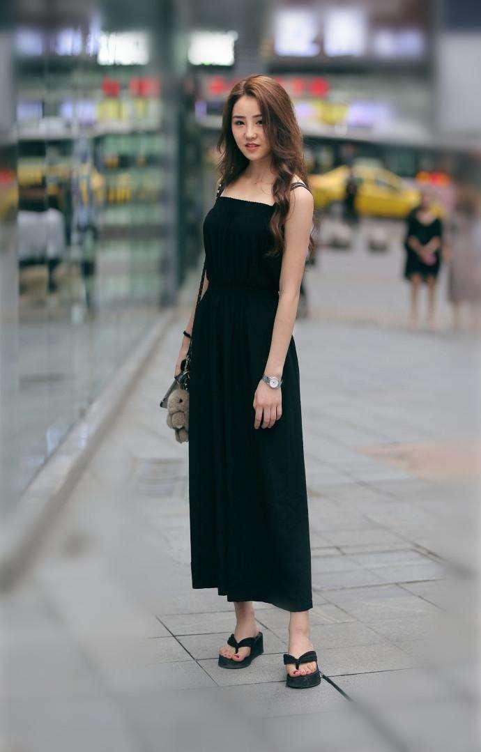 重庆街拍: 黑色凸显好身材 网友: 喜欢第四个小姐姐的干净利落