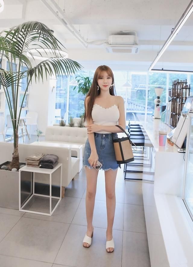 超爱笑的短裙美女，身材丰满，个子高挑！