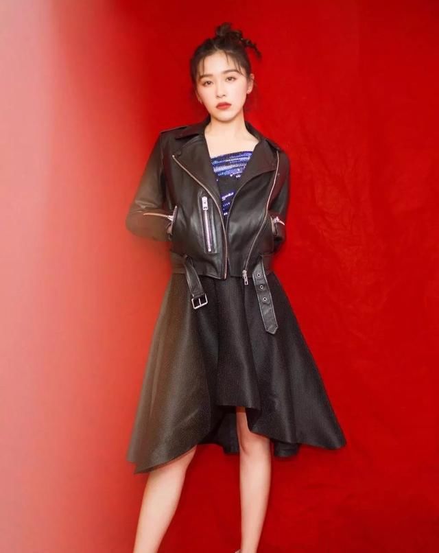  舒适■春天最适合穿啥?当然是外套加裙子了,又美又舒适