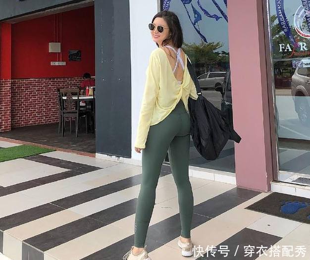 甜蜜迷人的打底裤美女，身材曲线凹凸有型，魅力十足！