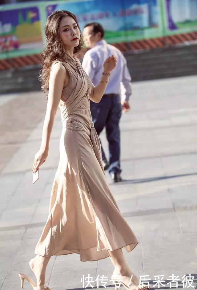 『美女』美女一双高跟鞋,让双腿显得白皙又迷人,凸显出她那高雅的气质