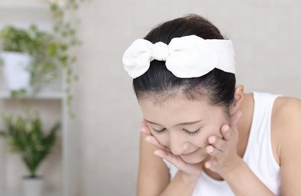  『皮肤』女人洁面时，放两勺盐，持续一段时间，将会会吃到三个“好处”！