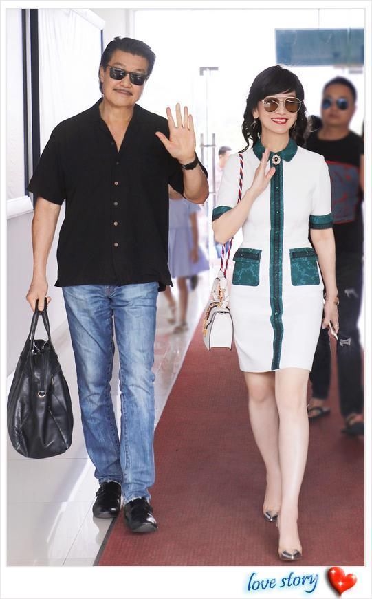 赵雅芝独现机场，63岁年龄穿出36岁的风情，网友：黄锦燊咋放心的