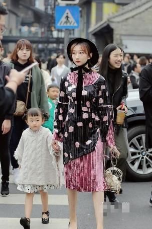  『女人味』路人街拍，小姐姐选择短裙搭配黑色长筒高跟鞋，温馨又很有女人味