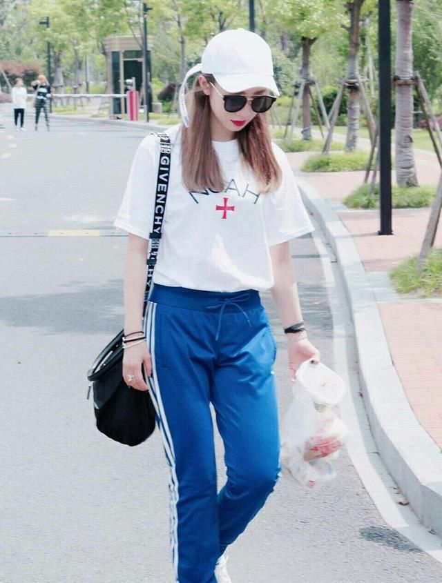 孟美岐背透明“塑料袋”穿大衬衫，火了，下半身就真空操作了？