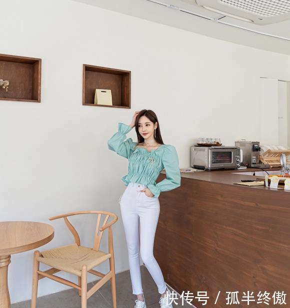  气质：孙允珠白色紧身休闲裤，时尚甜美气质出众