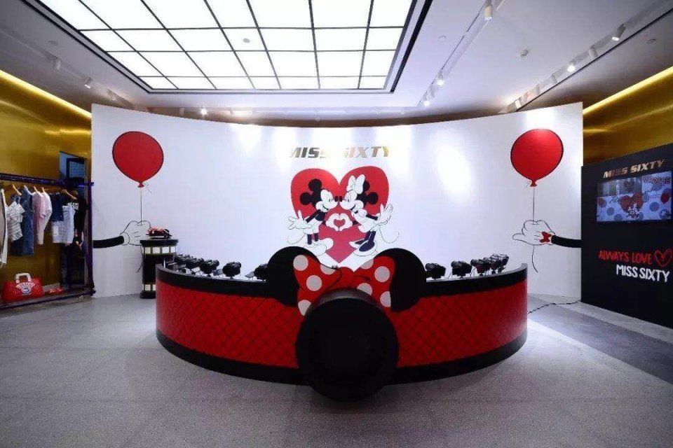 她在衰落之时被温州大佬收购，如今竟然位居女装品牌前列?牛逼!