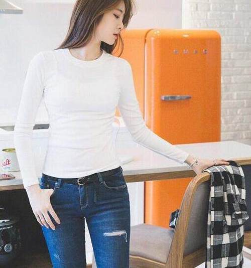 牛仔裤随意搭配就可以让你舒适又时尚，展现出青春活力的气息！