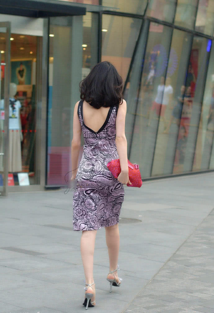 成熟姐姐穿紧身裙裹出丰腴肉感的臀部曲线，大露背很迷人