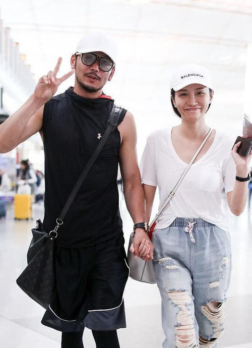 “小包总”的最爱现身机场，原来喜欢这样的，网友：素颜美呆了！