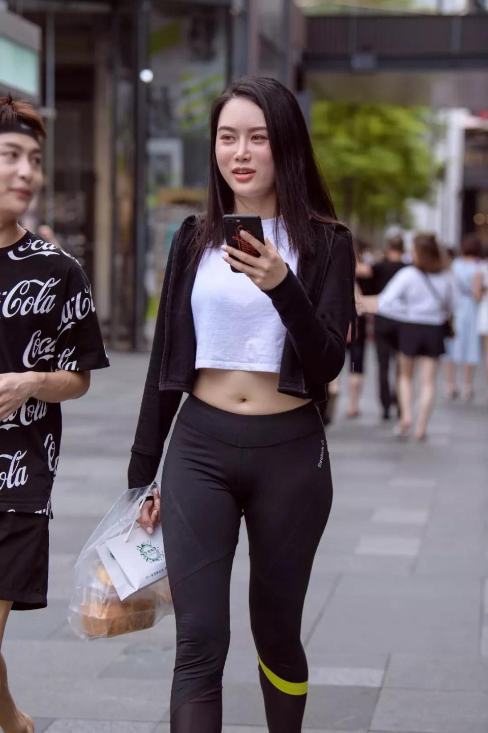 街拍：曼妙成熟的紧身打底裤美女，凹凸身姿大放异彩，十分吸睛！