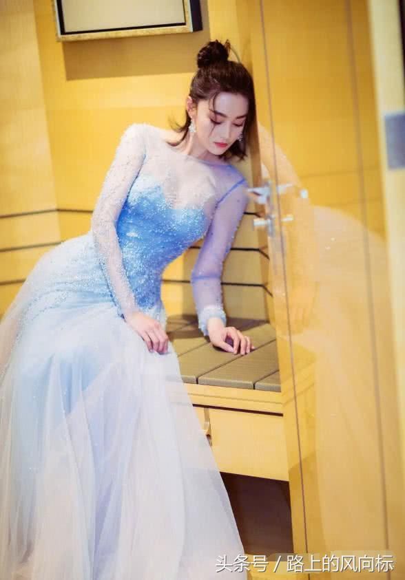 张馨予穿着西装霸气的御姐范,上半身好像穿倒了的裤子!