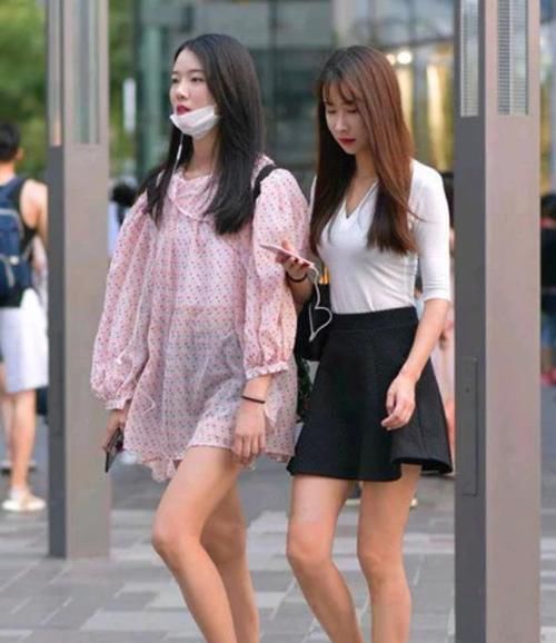  【软玉温香】养眼女神街拍：软玉温香的美女，一件黑色的连衣裙，时尚优雅气质迷人