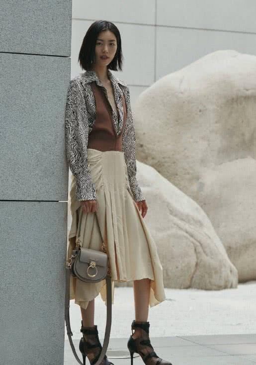 同是维密超模，奚梦瑶这次终于赢了刘雯，网友:太惊艳了