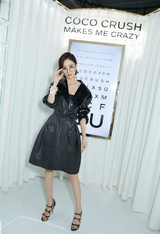 佟丽娅真任性，竟然把白裤子踩地上?却意外秀出逆天大长腿