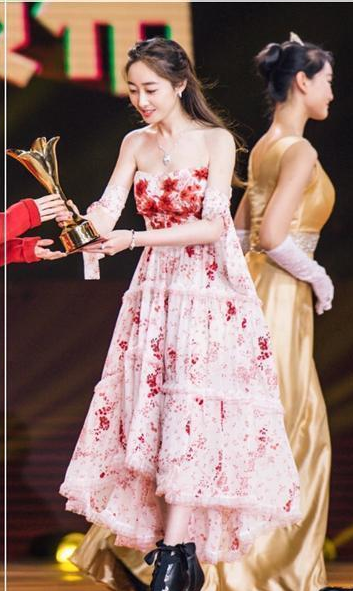 蒋梦婕真重口! 这裙子真像染了血的床单, 更辣眼的是脚上那双鞋!