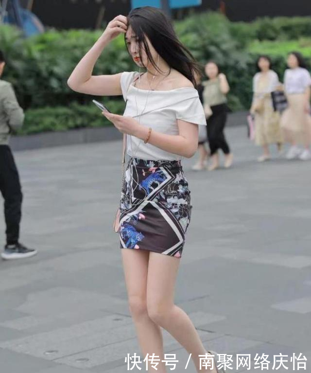  「牵手」街拍穿搭：最美的不是下雨天，而是和你一起牵手走过的屋檐！