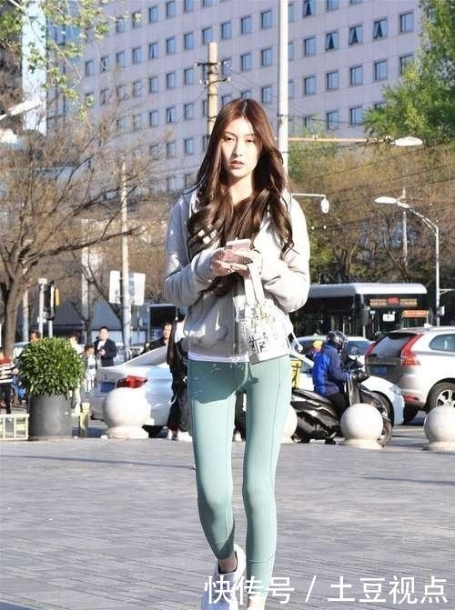  「美女」街拍喜欢健身的美女,瑜伽裤搭配一件米色卫衣,身材好气质佳！