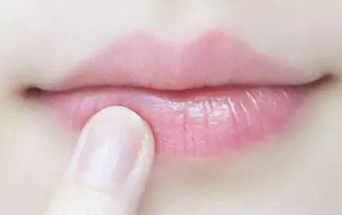 唇纹深爱脱皮？请收下这本江疏影穆熙妍同款护唇秘笈！