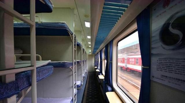 为什么火车卧铺车厢乘务员会把票收走?说到底都是为了乘客着想