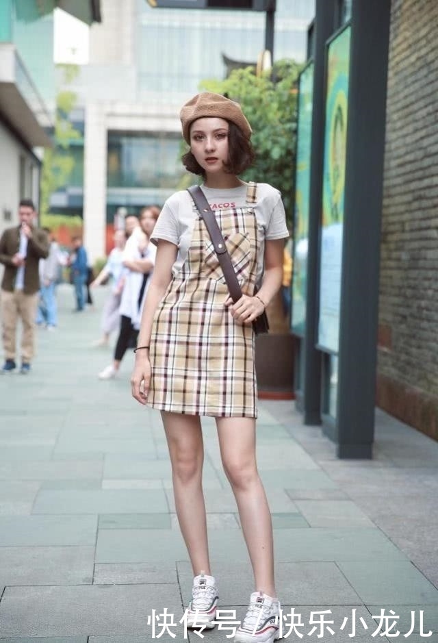  『时髦』街拍：姑娘充满休闲时髦范，搭配柔美的墨绿色上衣，特別清新