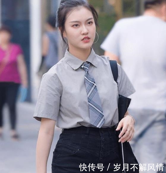 「 美女」一件条纹短袖配牛仔热裤，时尚魅力气质美，街拍：眉清目秀的美女