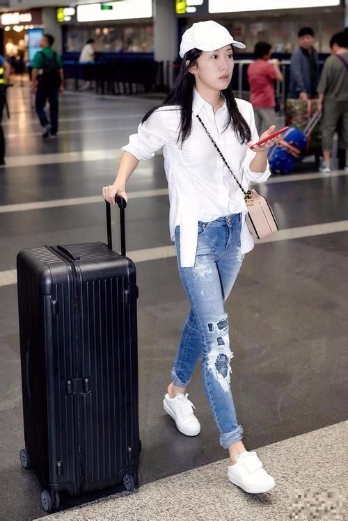 李念目测没90斤，腿细成这样了!网友:鞋太小，脚趾都挤不进去!